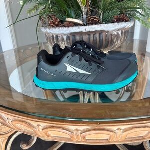 Altra women’s Black and Blue Running Shoes